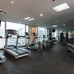 Отель Adelphi Suites Bangkok фитнесс-зал фото 2
