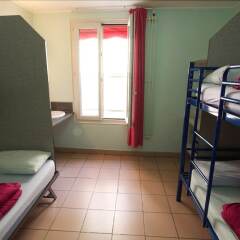Отель Auberge Internationale des Jeunes комната для гостей