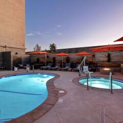 Отель Hampton Inn & Suites Los Angeles Burbank Airport Лос-Анджелес фото 12