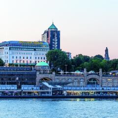 Отель Hafen Hamburg Гамбург приотельная территория