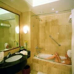 Отель Sheraton New Delhi Hotel Индия, Нью-Дели - отзывы, цены и фото номеров - забронировать отель Sheraton New Delhi Hotel онлайн ванная фото 3