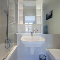 Отель 2 Bedroom House in Maida Vale With Balcony ванная фото 2