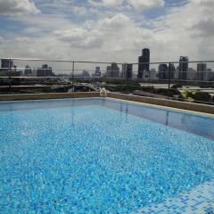 Отель Interchange Tower Serviced Apartment Таиланд, Бангкок - отзывы, цены и фото номеров - забронировать отель Interchange Tower Serviced Apartment онлайн бассейн фото 3