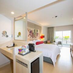 Отель Ramada by Wyndham Phuket Deevana Patong Стандартный номер с различными типами кроватей фото 2
