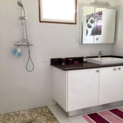 House With 2 Bedrooms in Vieux- Habitants, With Wonderful sea View, Furnished Garden and Wifi - 2 km From the Beach in Pointe-Noire, France from 222$, photos, reviews - zenhotels.com bathroom photo 3