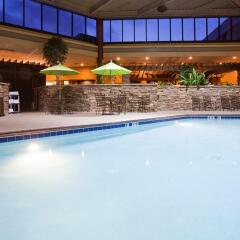 Отель Holiday Inn Bloomington Airport South Mall Area Блумингтон бассейн фото 2