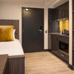 Отель Roomzzz Manchester Corn Exchange сейф в номере