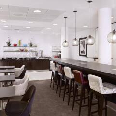 Отель DoubleTree by Hilton Hotel London - Westminster Великобритания, Лондон - 4 отзыва об отеле, цены и фото номеров - забронировать отель DoubleTree by Hilton Hotel London - Westminster онлайн гостиничный бар
