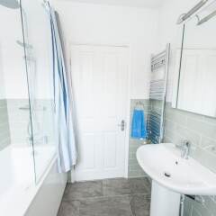 Отель Bright & Airy 2-bedroom Flat for 6 in Blackheath ванная фото 2