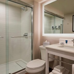 Отель Four Points by Sheraton Toronto Airport East Канада, Торонто - отзывы, цены и фото номеров - забронировать отель Four Points by Sheraton Toronto Airport East онлайн ванная фото 2