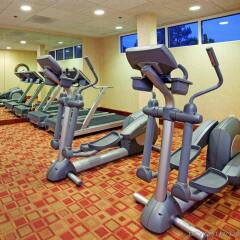 Отель Holiday Inn Raleigh Durham Airport фитнесс-зал