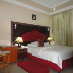 Отель SDM Tavern and Suites комната для гостей