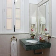 Отель Hostal Puerta De Arcos Испания, Аркос -де-ла-Фронтера - отзывы, цены и фото номеров - забронировать отель Hostal Puerta De Arcos онлайн ванная фото 2
