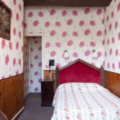 Отель Hôtel Esmeralda сейф в номере