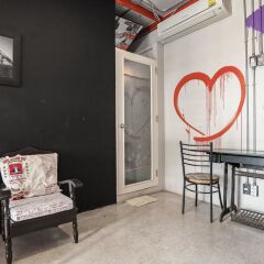 Saladaeng Gallery Hostel By Favstay Бангкок интерьер отеля