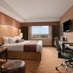 Отель Best Western Premier Freeport Inn Calgary Airport Канада, Калгари - отзывы, цены и фото номеров - забронировать отель Best Western Premier Freeport Inn Calgary Airport онлайн комната для гостей фото 5