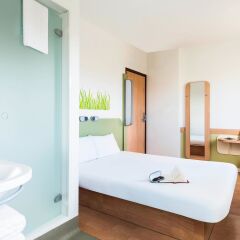 Отель ibis budget Leeds Centre Crown Point Road Великобритания, Лидс - 1 отзыв об отеле, цены и фото номеров - забронировать отель ibis budget Leeds Centre Crown Point Road онлайн комната для гостей фото 2
