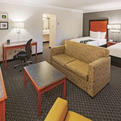 Отель La Quinta Inn by Wyndham Dallas Uptown США, Даллас - отзывы, цены и фото номеров - забронировать отель La Quinta Inn by Wyndham Dallas Uptown онлайн комната для гостей фото 2