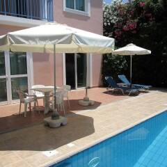 Отель Rododafni Villas бассейн