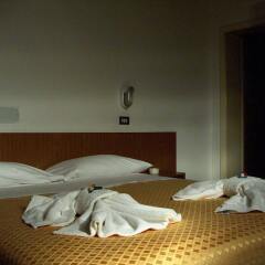 Hotel Till Римини сейф в номере