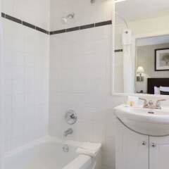Отель Days Inn - Vancouver Metro Канада, Ванкувер - отзывы, цены и фото номеров - забронировать отель Days Inn - Vancouver Metro онлайн ванная фото 2