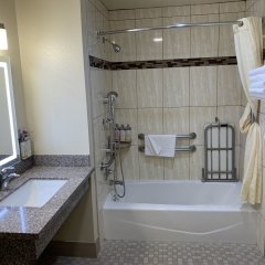 Отель El Castell Motel США, Монтерей - отзывы, цены и фото номеров - забронировать отель El Castell Motel онлайн ванная