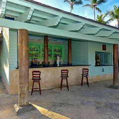 Отель Iberostar Bavaro Suites - All Inclusive Доминикана, Пунта Кана - 1 отзыв об отеле, цены и фото номеров - забронировать отель Iberostar Bavaro Suites - All Inclusive онлайн гостиничный бар