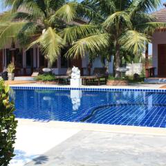 Отель Waterside Resort бассейн