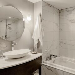 Отель Le Saint-Sulpice Hotel Montreal Канада, Монреаль - отзывы, цены и фото номеров - забронировать отель Le Saint-Sulpice Hotel Montreal онлайн ванная фото 2