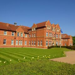 Отель De Vere Venues Cheadle House спортивное сооружение
