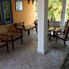Отель Main Reef Guest House Хиккадува балкон