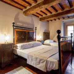 Отель Farmhouse With Pool and Large Garden, 50 Acres of Vineyards, Wine Tasting Ареццо комната для гостей