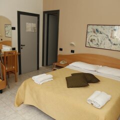 Hotel Villa Dina сейф в номере