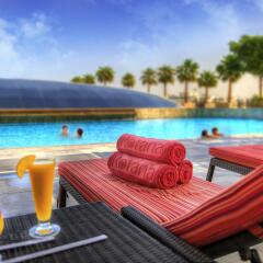 Отель Al Ghurair Rayhaan by Rotana бассейн
