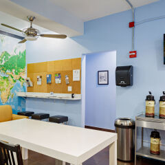 Отель Central Park West Hostel США, Нью-Йорк - 2 отзыва об отеле, цены и фото номеров - забронировать отель Central Park West Hostel онлайн гостиничный бар фото 2