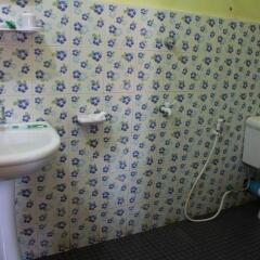 Отель Nway Htway Yeik Guest House Мьянма, Пром - отзывы, цены и фото номеров - забронировать отель Nway Htway Yeik Guest House онлайн ванная