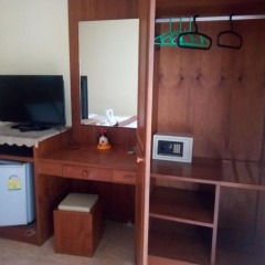 Отель Live in Phuket сейф в номере