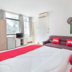 Апартаменты OYO 648 Ake Apartment Паттайя комната для гостей фото 2