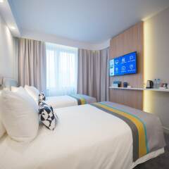 Гостиница Holiday Inn Express Moscow - Baumanskaya в Москве 1 отзыв об отеле, цены и фото номеров - забронировать гостиницу Holiday Inn Express Moscow - Baumanskaya онлайн Москва комната для гостей