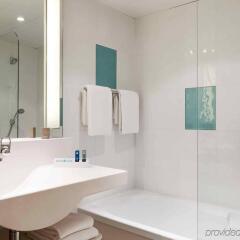 Отель Novotel Paris 14 Porte d'Orléans Франция, Париж - 3 отзыва об отеле, цены и фото номеров - забронировать отель Novotel Paris 14 Porte d'Orléans онлайн ванная