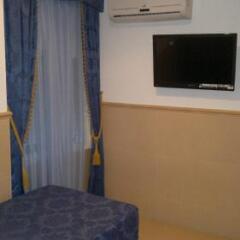 Отель Hostal Residencial Rr Валенсия сейф в номере