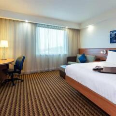 Отель Hampton by Hilton Luton Airport сейф в номере