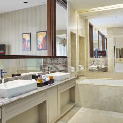 Отель Resorts World Sentosa - Equarius Hotel (SG Clean) Сингапур, Остров Сентоса - 2 отзыва об отеле, цены и фото номеров - забронировать отель Resorts World Sentosa - Equarius Hotel (SG Clean) онлайн ванная фото 2