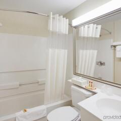 Отель Econo Lodge Downtown Канада, Монреаль - отзывы, цены и фото номеров - забронировать отель Econo Lodge Downtown онлайн ванная