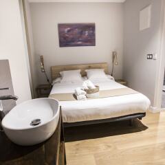 Отель Hola Rooms сейф в номере