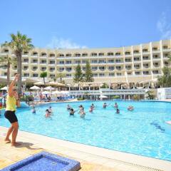 The Golden Coast Beach Hotel бассейн фото 3