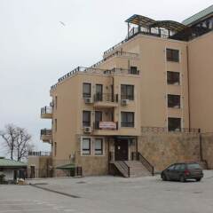 Апартаменты HPM Sirena Apartments-Front Line парковка