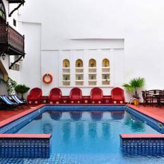Dhow Palace Hotel бассейн