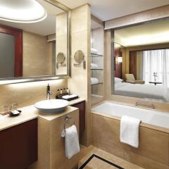 Отель Sheraton Shenzhen Futian Hotel Китай, Шэньчжэнь - отзывы, цены и фото номеров - забронировать отель Sheraton Shenzhen Futian Hotel онлайн ванная