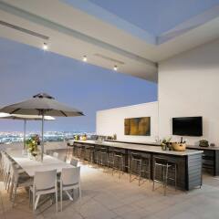 Отель Level Furnished Living гостиничный бар